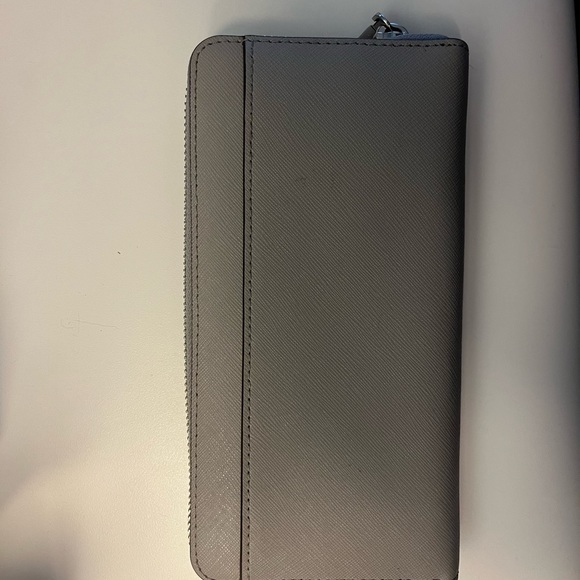Michael Kors wallet in excellent condition.  No signs of wear. - Picture 2 of 4